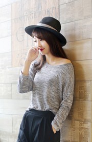 編號:2251  售價:150  均碼  衣長 60   肩寬 不限  胸圍 02  腰圍 48  色: 深/淺 灰